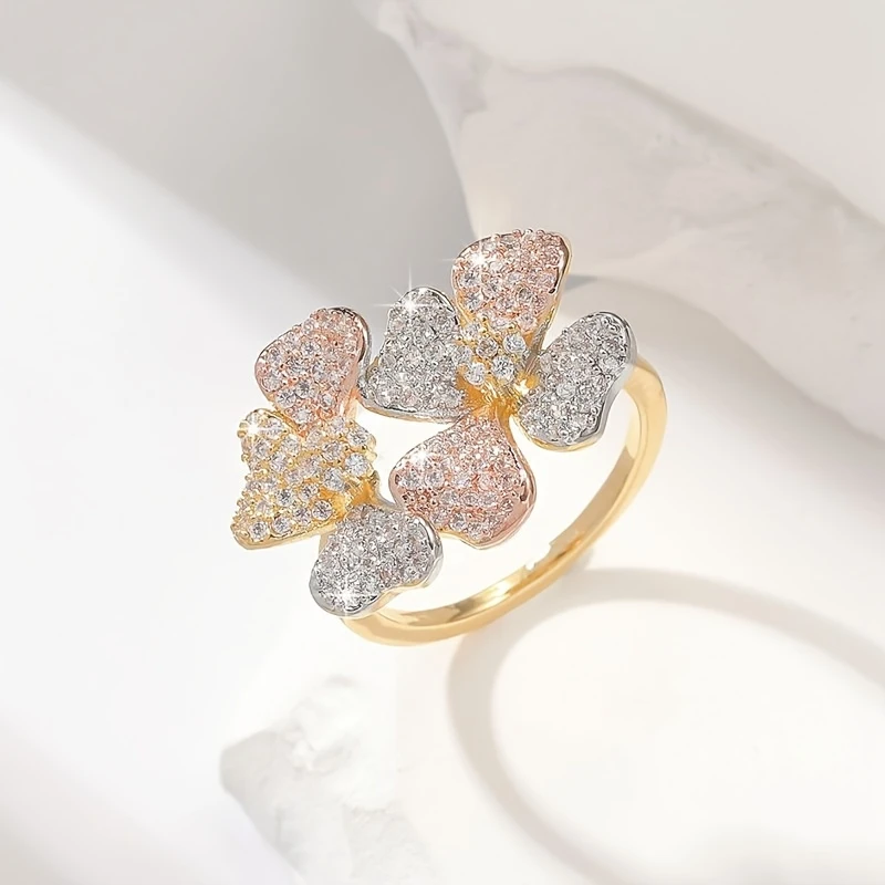 Gyldent ring med naturlige elementer