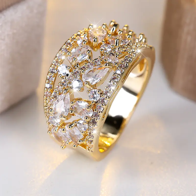 Ring med hvide krystaller